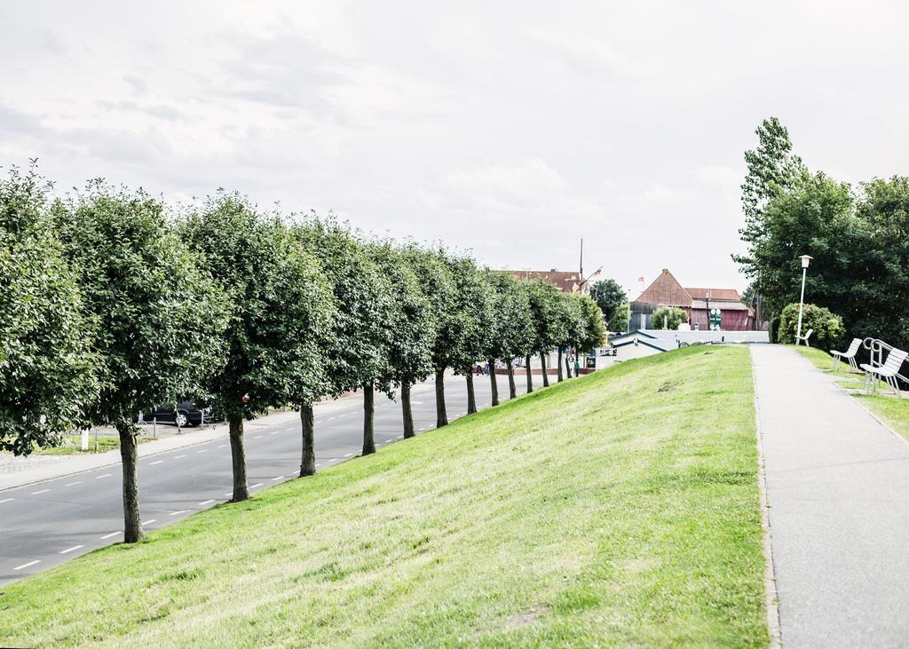 Hotel Tum Stueuermann Busum Bagian luar foto