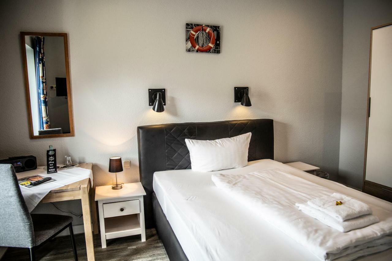 Hotel Tum Stueuermann Busum Bagian luar foto
